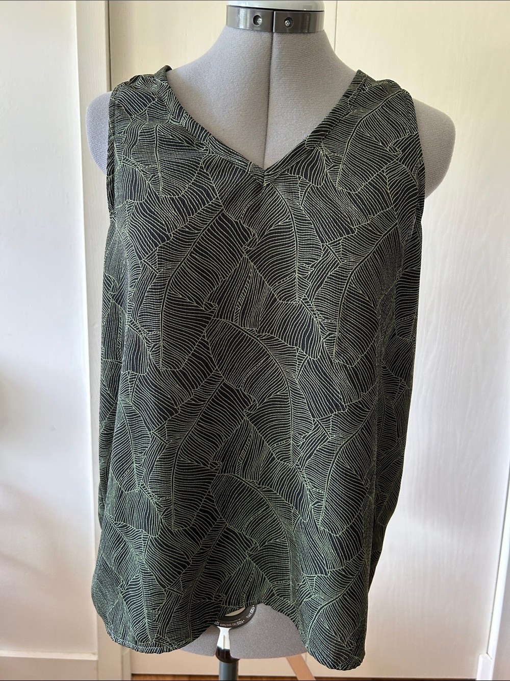 Braeve Sleeveless Tank Top with Jungle Leaf Print XS